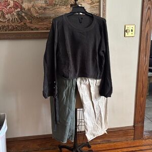 Hollister cargo pants w free sweater